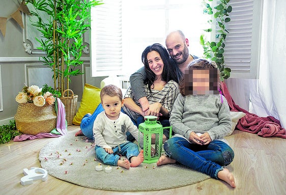 Nereida y su pareja David, con el pequeño Ekai y su hermana mayor, en una foto de familia.