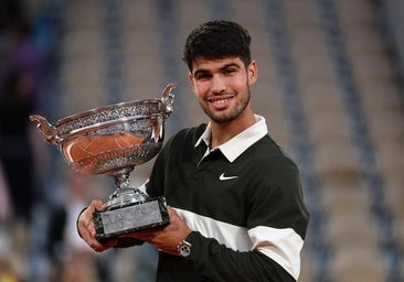 Carlos Alcaraz posa con la Copa de Los Mosqueteros,