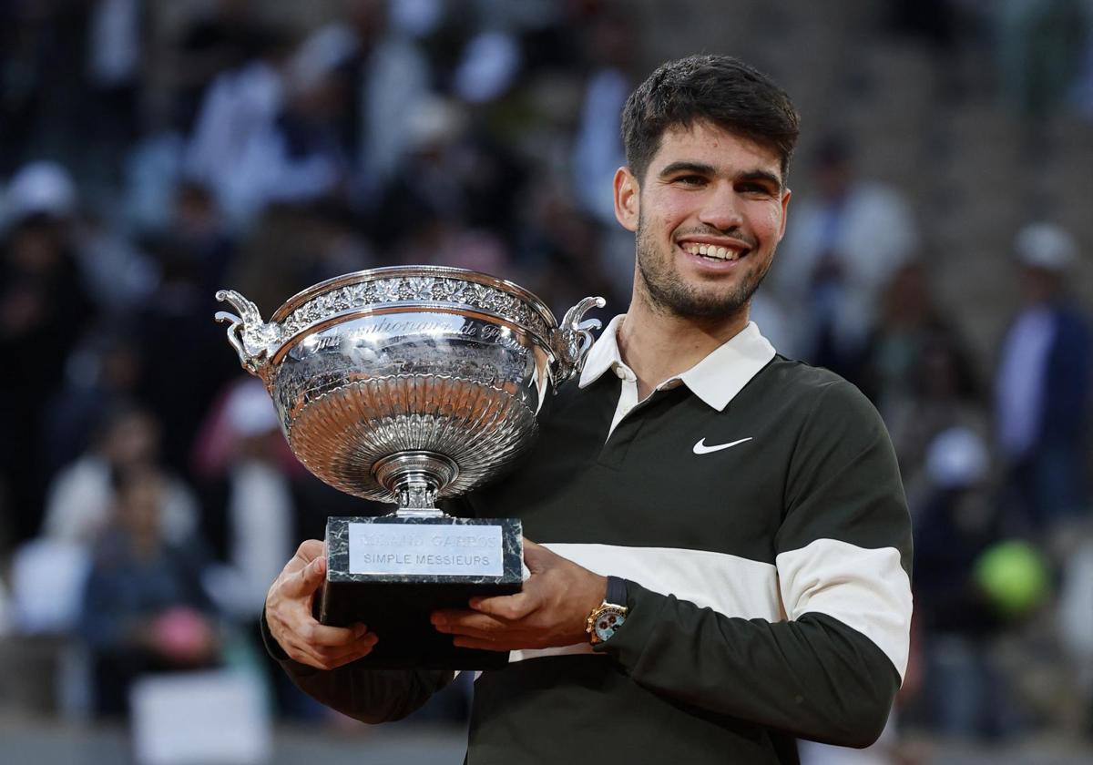 Carlos Alcaraz with the Roland Garros trophy