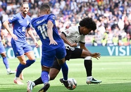 Kylian Mbappé regatea a Karim Adeyemi.