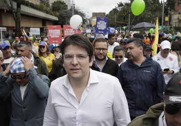 Un sicario de 15 años tirotea a Miguel Uribe, precandidato a la presidencia de Colombia, en un acto de campaña en Bogotá