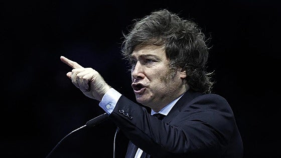 Milei regresa a España un año después de convertirse en azote de Sánchez y vuelve a arremeter contra él