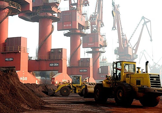 Carga de tierra con presencia de tierras raras en el puerto de Lianyungang.