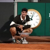 Carlos Alcaraz posa con su segundo trofeo de Roland Garros.