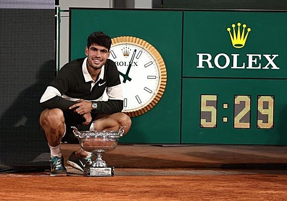 Carlos Alcaraz posa con su segundo trofeo de Roland Garros.