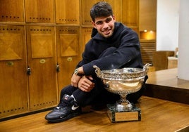 Carlos Alcaraz, con el trofeo de Roland Garros conquistado el domingo.