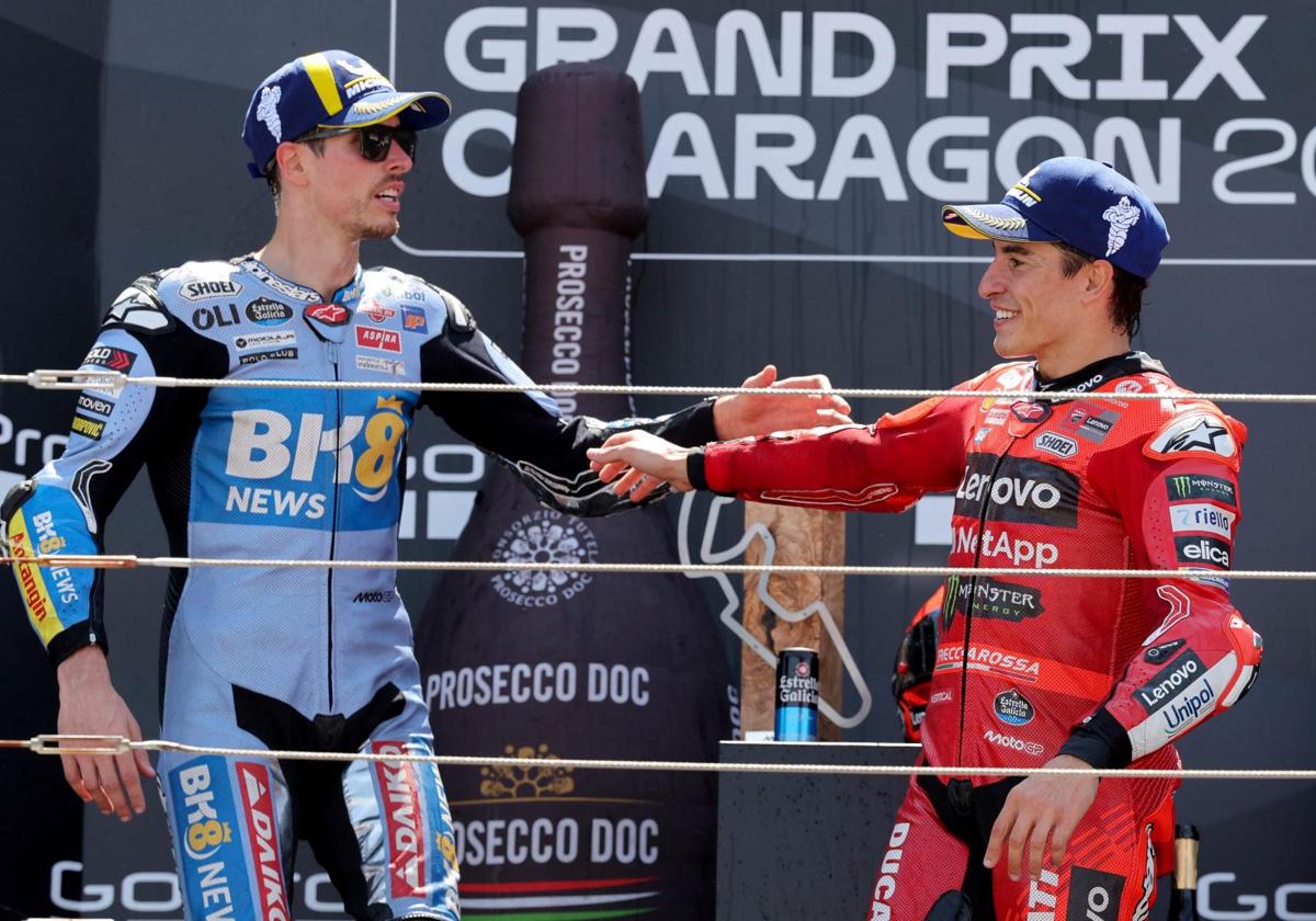 Marc Márquez (d), con su hermano Álex, en el podio del circuito de Motorland.