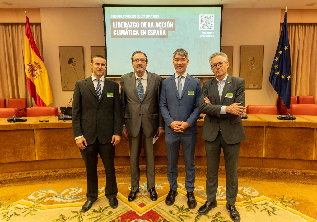 Ernesto Ko, President of Human Mobility (third from left), alongside, from left to right, Sergio Álvarez, President of the Climate Action Observatory; Fernando Sanz Alonso, Secretary General of the Association of Former Parliamentarians and Alberto Garrido Colmenero, Vice-Rector and Professor at the Polytechnic University of Madrid and Director of the Water Observatory of the Botin Foundation.