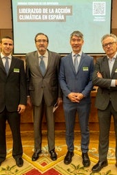 Ernesto Ko, Presidente de Human Mobility (tercero izquierda), junto a, de izquierda a derecha, Sergio Álvarez, Presidente del Observatorio de Acción Climática; Fernando Sanz Alonso, Secretario General de la Asociación de Exparlamentarios y Alberto Garrido Colmenero, vicerrector y catedrático de la Universidad Politécnica de Madrid y Director del Observatorio del Agua de la Fundación Botin.