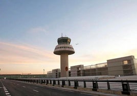 VIsta de la torre de control de la terminal sur del aeropuerto de Barcelona.