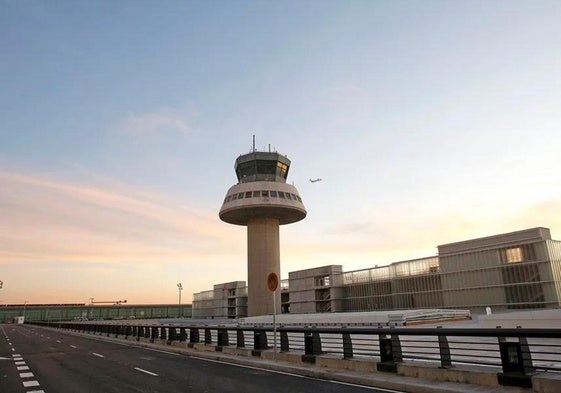 VIsta de la torre de control de la terminal sur del aeropuerto de Barcelona.