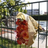 Unas flores en la verja del instituto donde se produjo el crimen.