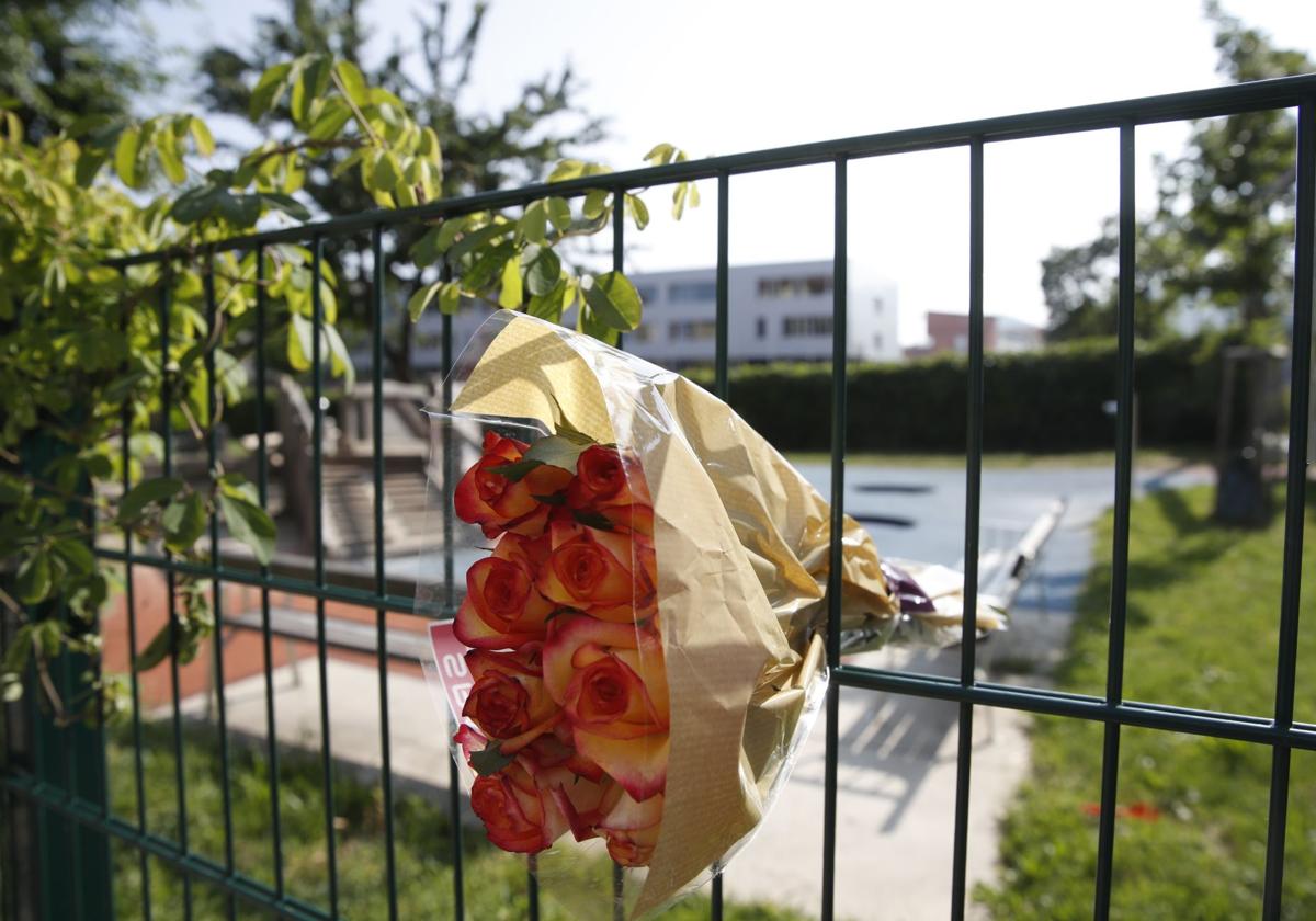 Unas flores en la verja del instituto donde se produjo el crimen.