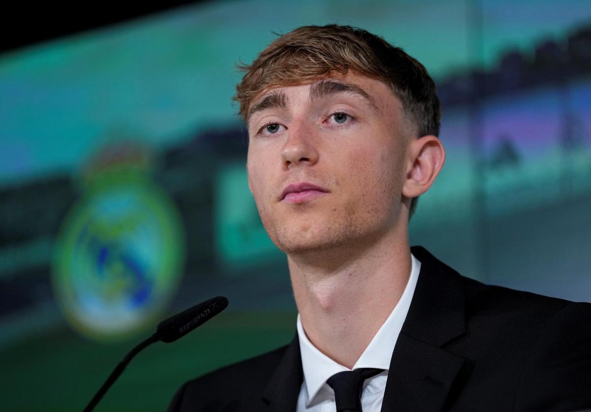 Dean Huijsen, durante la rueda de prensa de su presentación como jugador del Real Madrid.