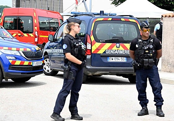 Gendarmes en el exterior del instituto donde ha sido asesinada una trabajadora.