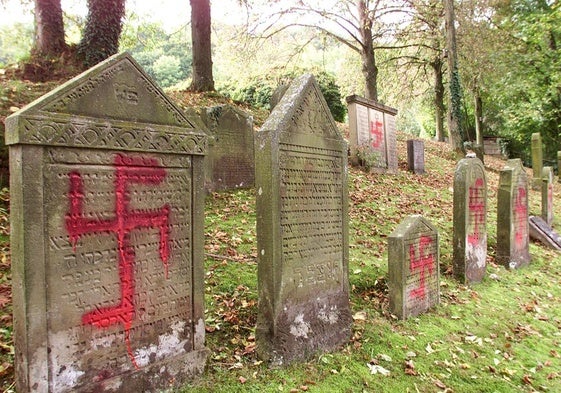 Tumba pintada con una esvástica en el cementerio judío de Schwaebisch Hall.