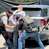 Agentes de policía cachean a un manifestante en Los Ángeles.