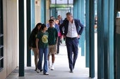 Gavin Newson se reunió con la comunidad escolar para tranquilizar a sus miembros sobre las redadas antiinmigración.