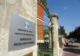 Fachada del Instituto de Medicina Legal, donde se encuentra actualmente el baúl con los restos mortales del identificado.