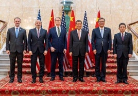 Foto de familia de las delegaciones de EE UU y China en las negociaciones de Londres.