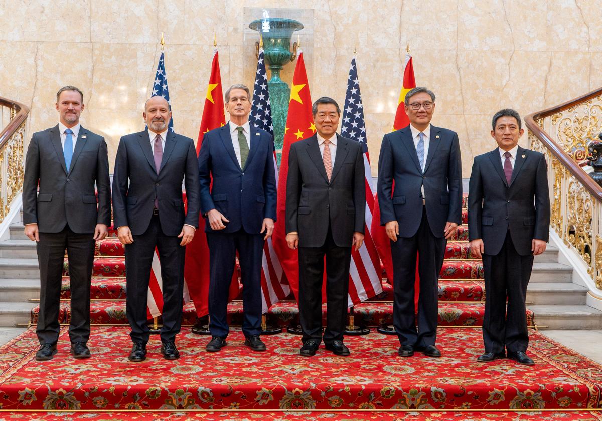 Foto de familia de las delegaciones de EE UU y China en las negociaciones de Londres.