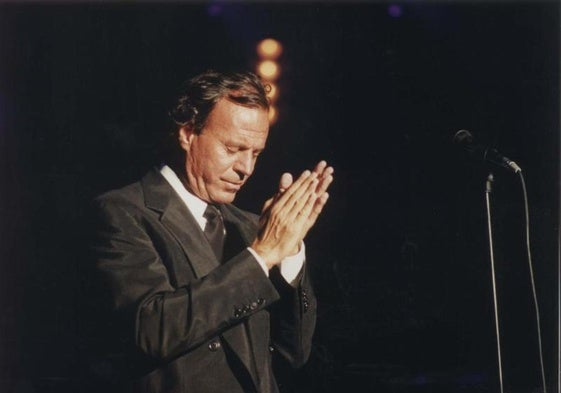 Julio Iglesias en un concierto en 1995.