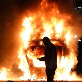Un vehículo es incendiado durante las protestas antiinmigración en Ballymena, Irlanda del Norte.