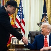 Elon Musk y Donald Trump en el Despacho Oval se dan la mano durante la despedida del exjefe del Departamento de Eficiencia Gubernamental (DOGE).