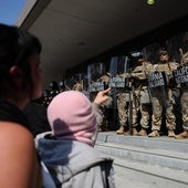 Un manifestante se dirige a miembros de la Guardia Nacional, en Los Ángeles.