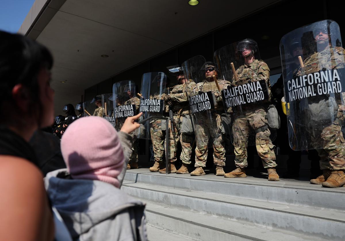 Un manifestante se dirige a miembros de la Guardia Nacional, en Los Ángeles.