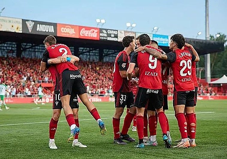 El Mirandés golea al Racing y se jugará contra el Ovideo el ascenso a Primera