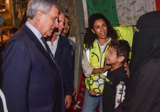 El ministro de Asuntos Exteriores italiano, Antonio Tajani recibe a Adam y su madre Alaa al-Najjar en el aeropuerto de Milán.