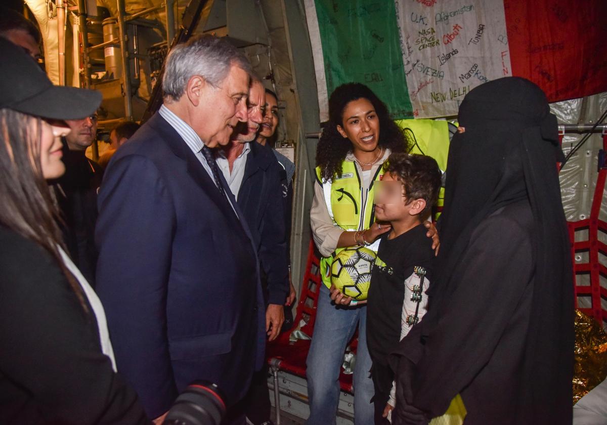 El ministro de Asuntos Exteriores italiano, Antonio Tajani recibe a Adam y su madre Alaa al-Najjar en el aeropuerto de Milán.