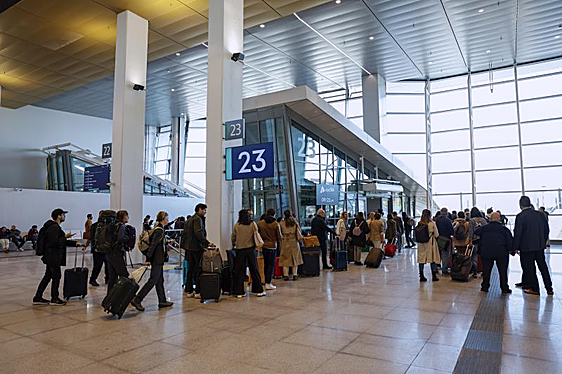 Varias personas hacen cola para coger el tren de alta velocidad en la estación de Chamartín