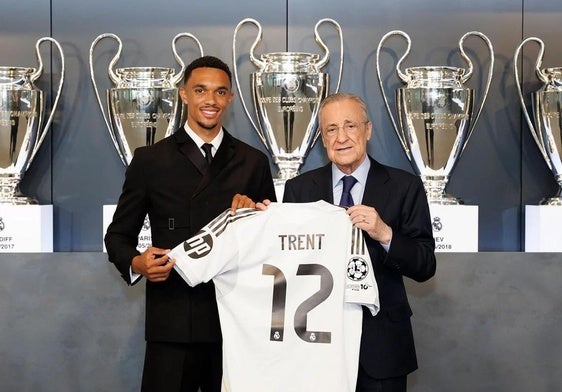 Trent Alexander-Arnold posa con su nueva camiseta junto a Florentino Pérez.