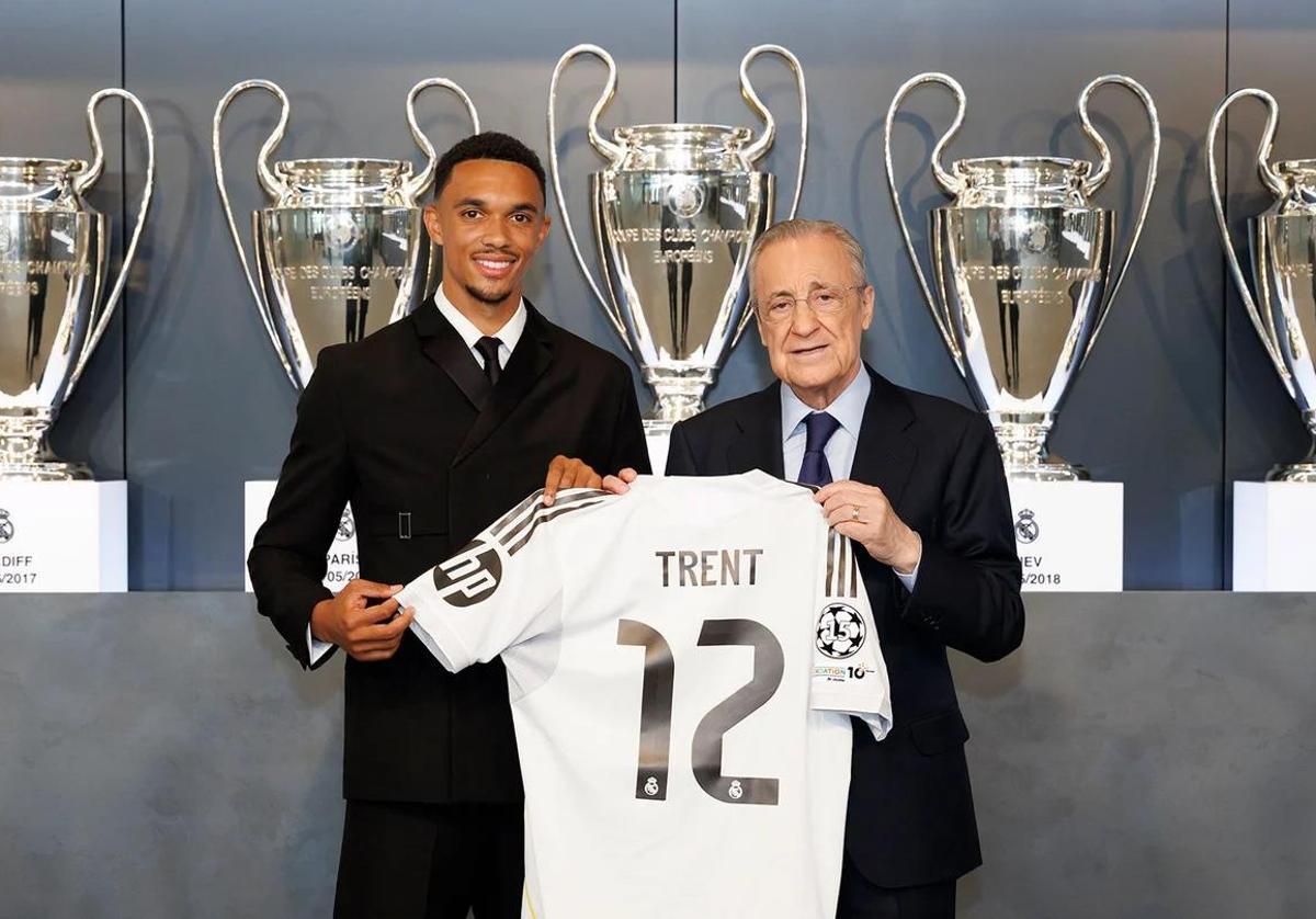 Trent Alexander-Arnold posa con su nueva camiseta junto a Florentino Pérez.