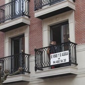 Un cartel de un edificio donde se venden y alquilan viviendas.