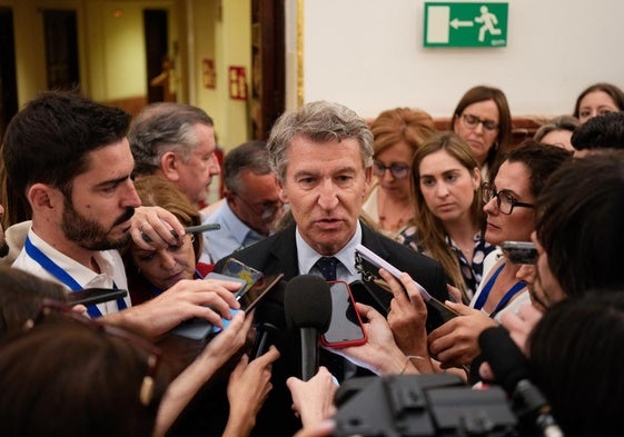 Alberto Núñez Feijóo atiende este jueves a los medios en el Congreso.