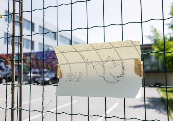 Dibujo con la inscripción «Descansa en paz» en las vallas del colegio tras el tiroteo mortal en Graz, Austria.
