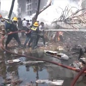 Personal de emergencias trabaja en el lugar del accidente en Ahmedabad.
