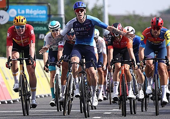 Jake Stewart entra victorioso en la meta de Mâcon.