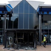 El polideportivo de Larne, en Irlanda del Norte, fue incendiado cuando servía como refugio de familias de inmigrantes que habían huido de los asaltos racistas de Ballymena.
