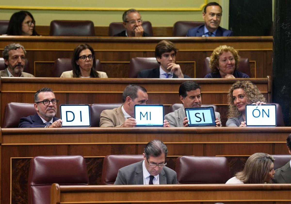 Los diputados del PP Javier José Folch, Pedro Ignacio Gallardo, Silverio Argüelles y Alma Alfonso Silvestre durante el pleno de este jueves.