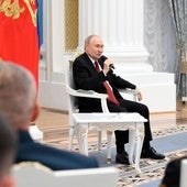 El presidente de Rusia, Vladímir Putin, se reúne con veteranos de guerra con motivo del día nacional.
