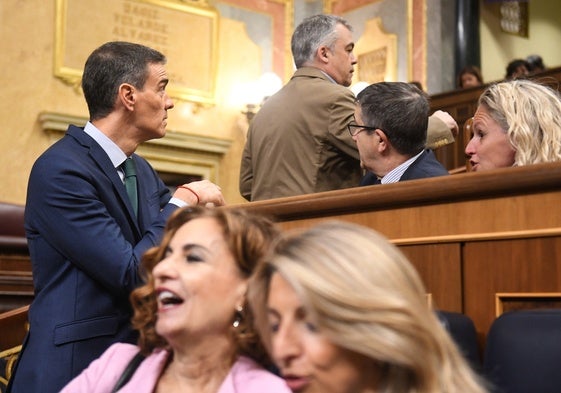 Sánchez mira a Cerdán ayer en el pleno del Congreso mientras el secretario de Organización sube las escaleras hacia su escaño