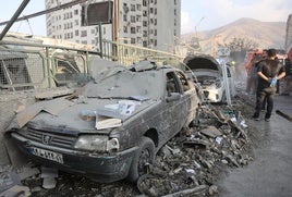 Destrozos en un barrio de Teherán tras el paso de los cazas israelíes.