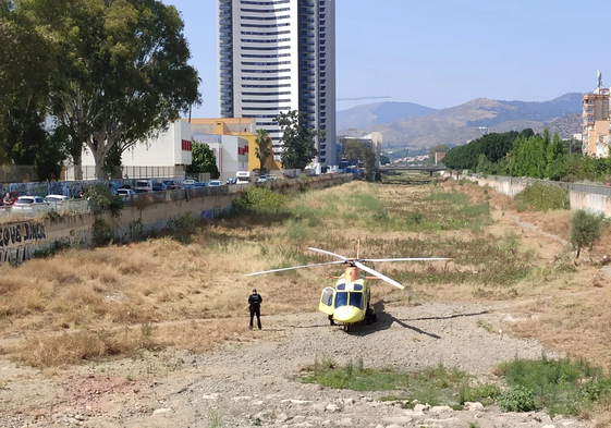 Momento en el que el helicóptero medicalizado aterrizó en Martiricos para su evacuación en ambulancia al Materno