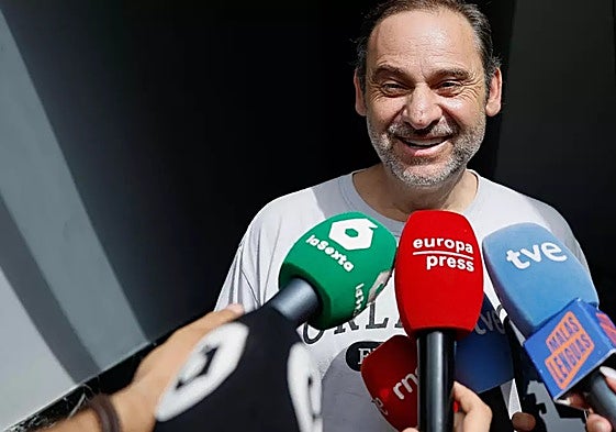 José Luis Ábalos atiende a la prensa a las puertas de su casa tras el registro de esta semana