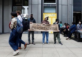 Manifestantes protestan en el centro de Chicago contra las redadas migratorias del Gobierno de Donald Trump.