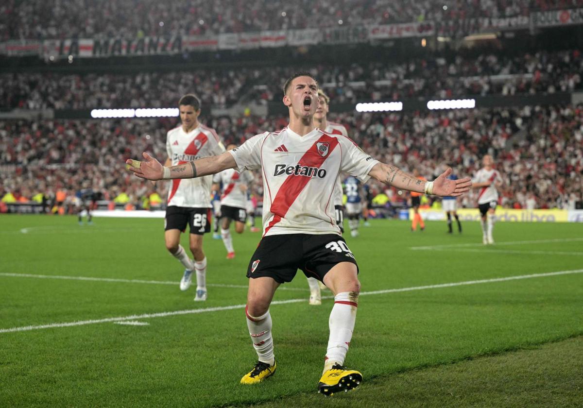 Franco Mastantuono celebrates a goal wearing the River Plate jersey.